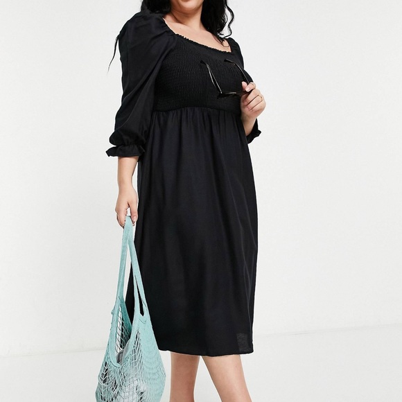 New Look - Curve textured shirred midi dress in black - Picture 3 of 6